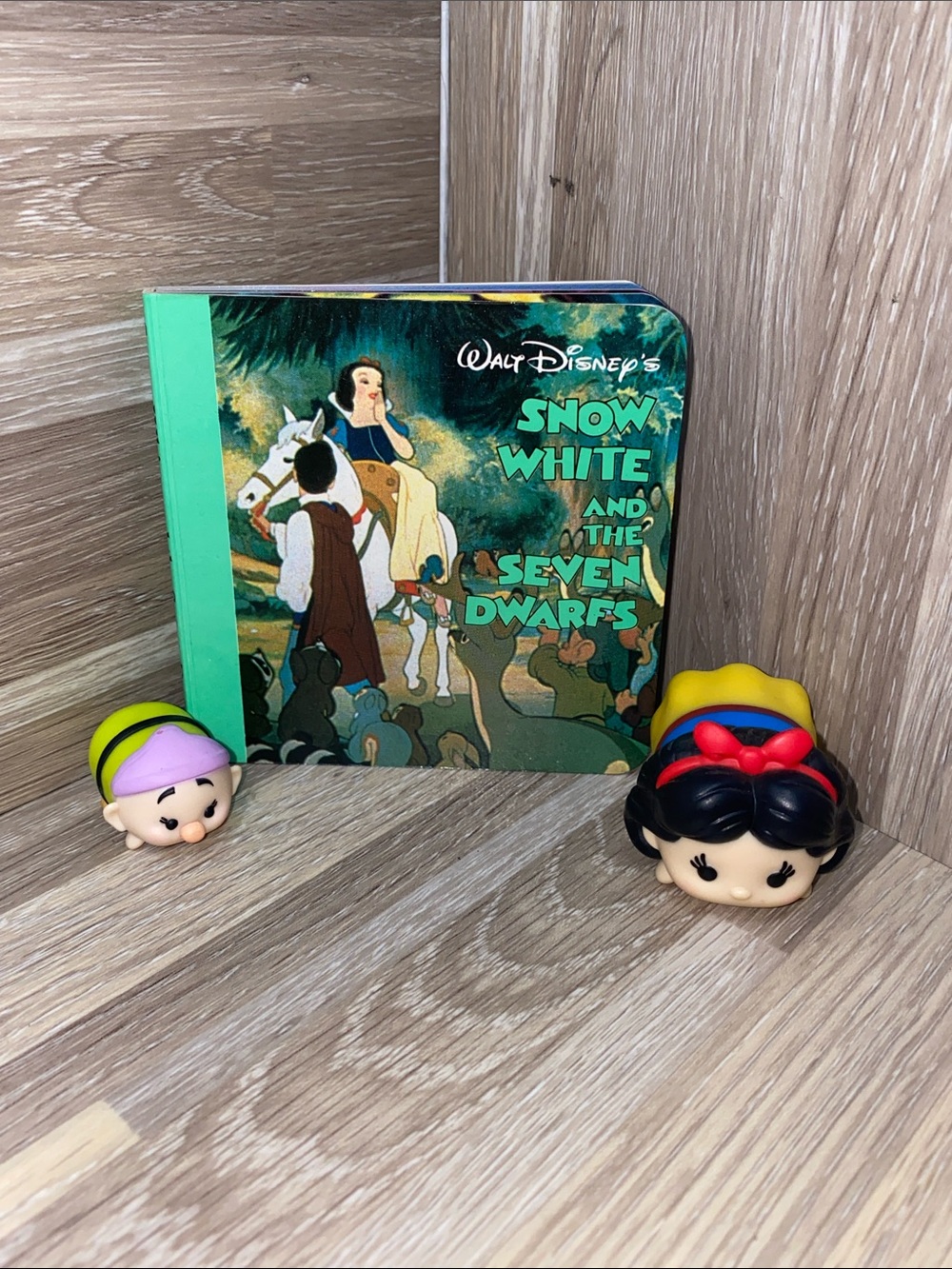 Disney Snow White And the Seven dwarfs vintage mini on the go book and figures